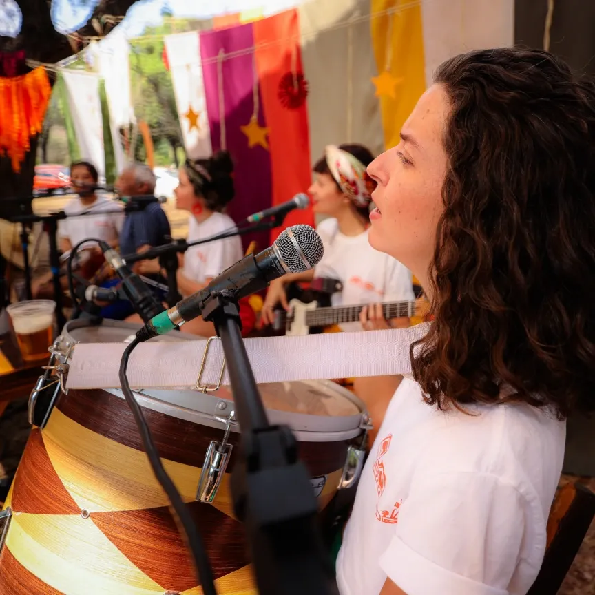 Cantora se apresentando com banda
