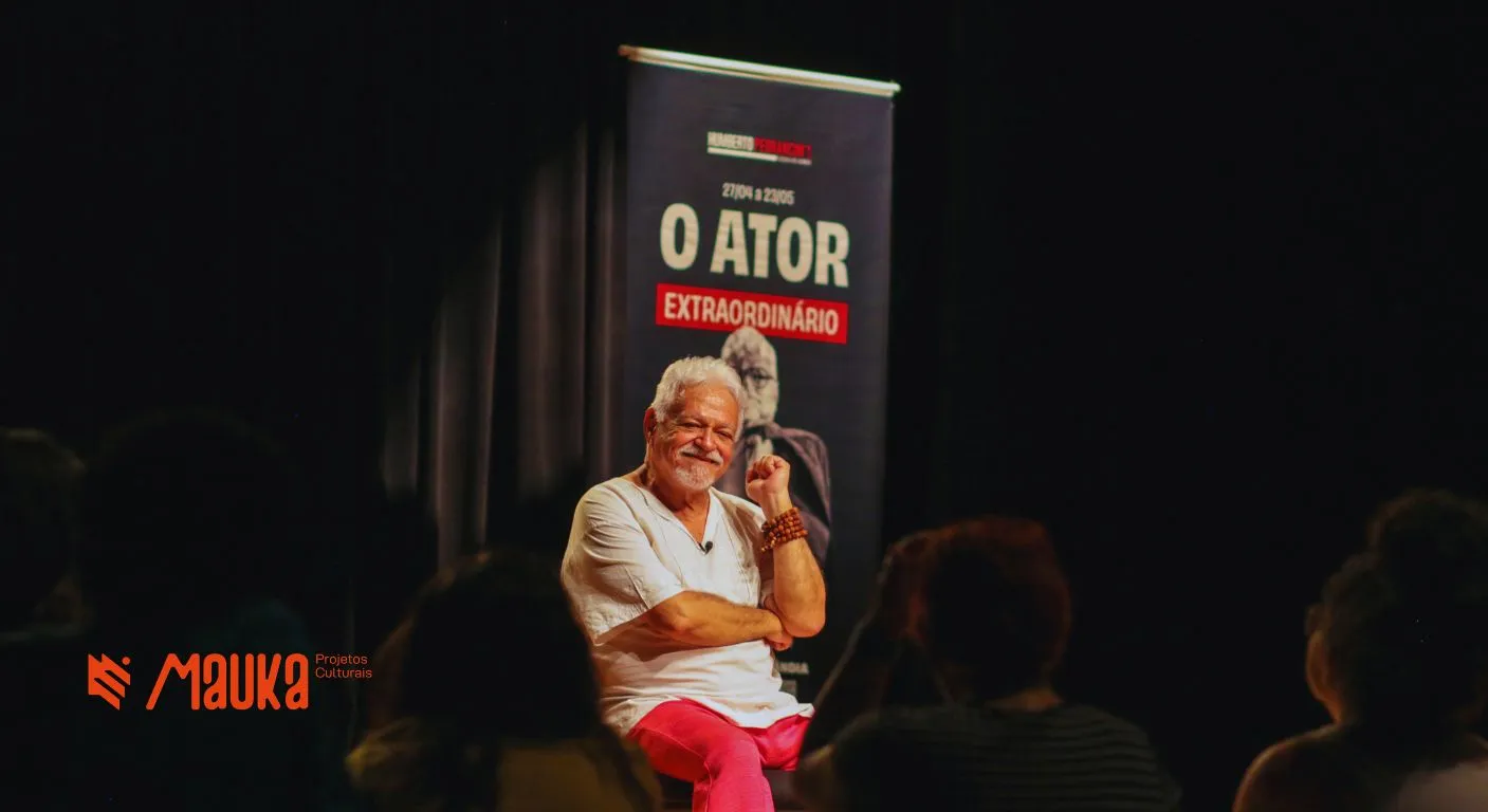 Ator em cena no espetáculo O Ator Extraordinário